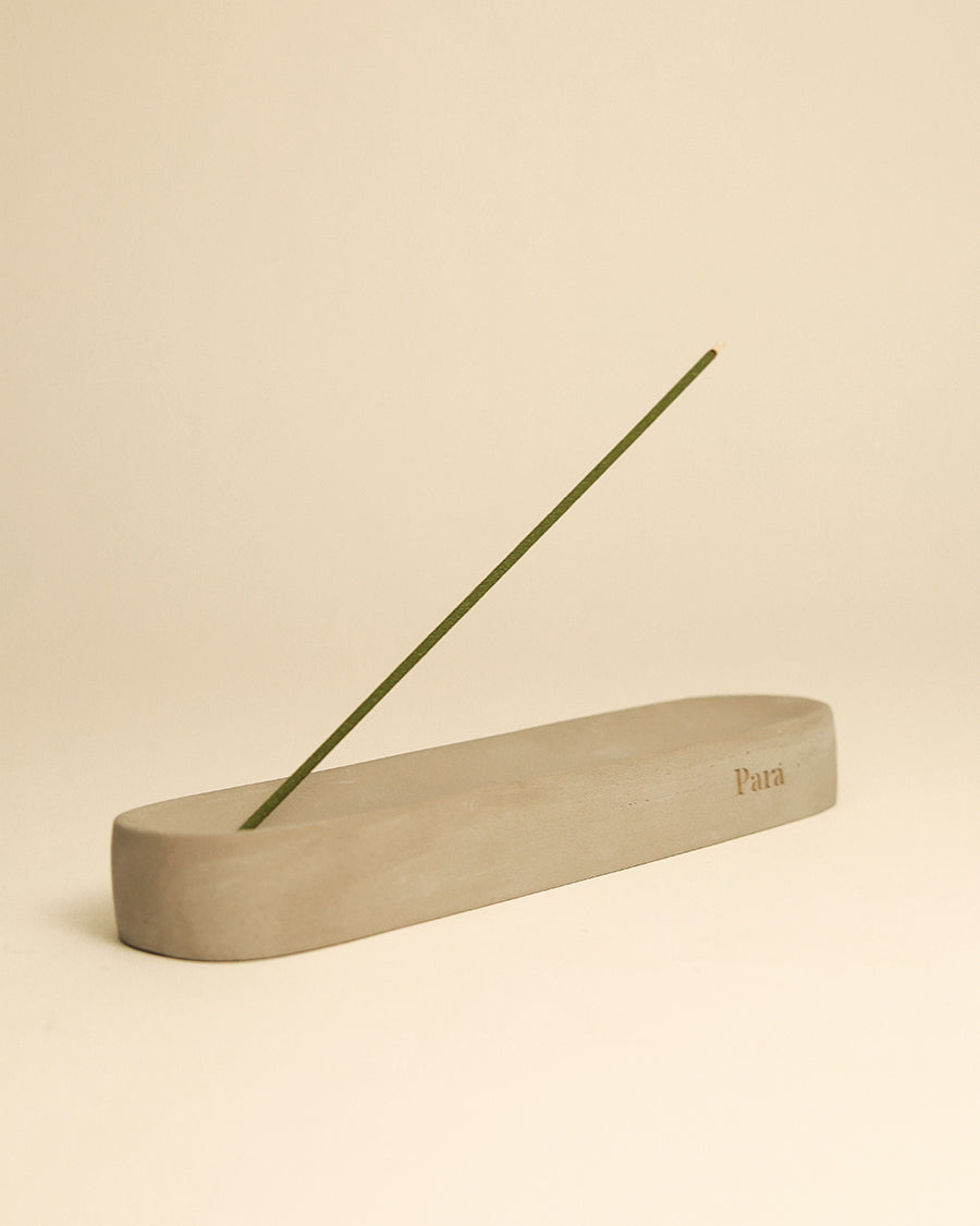 Para Home Studio white sage incense sticks designed to reduce stress and anxiety Concrete incense holder with a single green incense stick on a beige background